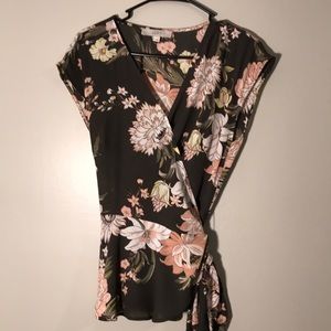 🛍3/$24 LOFT floral wrap blouse M